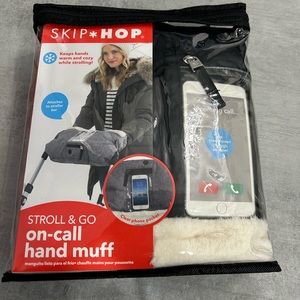 Skip hop stroll & go on the call hand muff